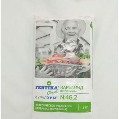 Карбамид 1 кг [Фертика] 1с купить с доставкой Карбамид – самый популярный и надежный помощник садоводов и дачников. Это удобрение придет на помощь, если растения страдают от кислородного голодания, недостаточной плодородности почвы, засушливого или, наоборот, слишком прохладного и влажного климата. Азотсодержащая подкормка, в народе называемая мочевиной, поможет добиться великолепного урожая томатов и перцев, вырастить крупные ягоды клубники, а также обустроить зону для отдыха с роскошным, насыщенно-зеленым газоном.